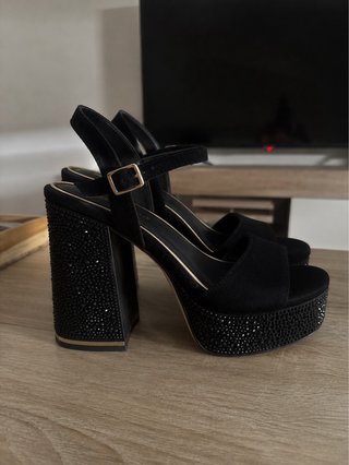 Tacones negros plataforma con pedrería