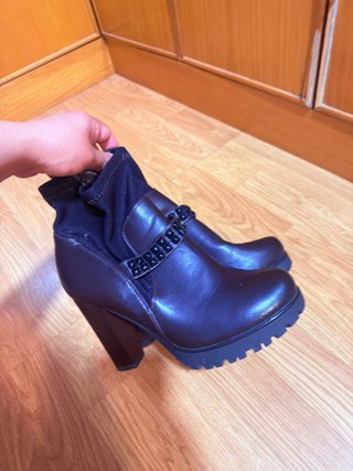 Botines marrones con tachuelas