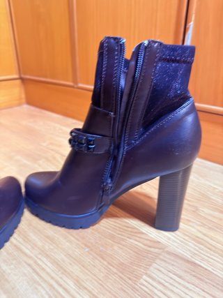 Botines marrones con tachuelas