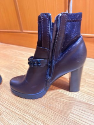Botines marrones con tachuelas