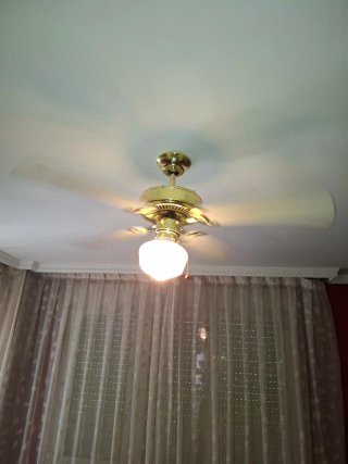 Ventilador de techo dorado con luz