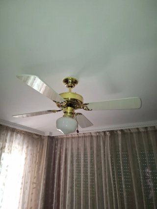 Ventilador de techo dorado con luz