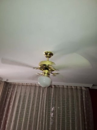 Ventilador de techo dorado con luz