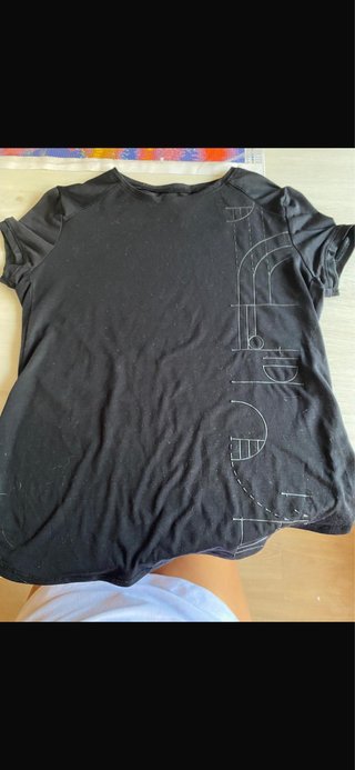 Camiseta negra con diseño gráfico