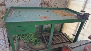 Mesa de trabajo metálica verde