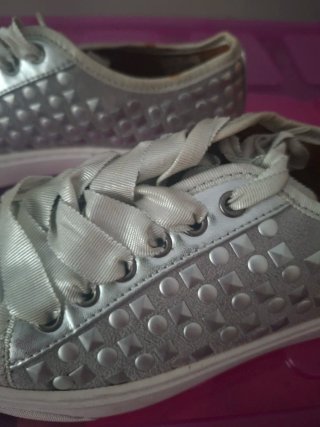 Zapatillas plateadas con lazo