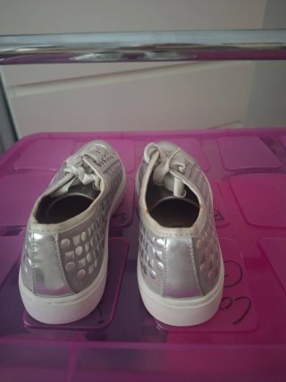 Zapatillas plateadas con lazo