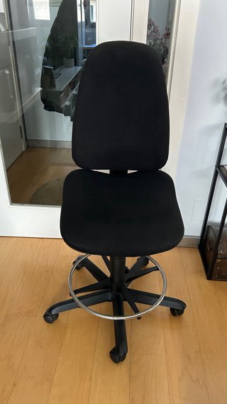 Silla de oficina alta con ruedas