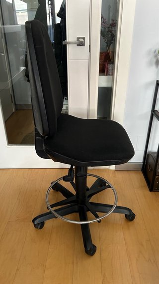 Silla de oficina alta con ruedas