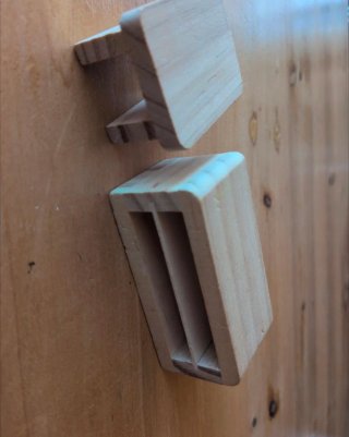 Muebles de madera para casa de muñecas