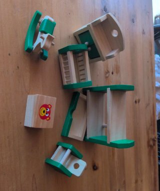 Muebles de madera para casa de muñecas