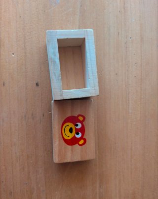 Muebles de madera para casa de muñecas