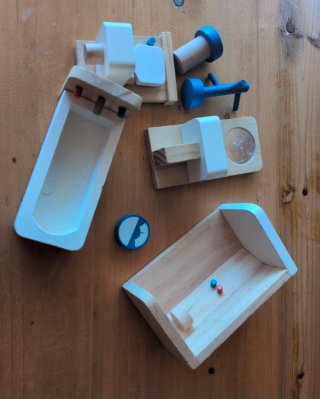 Muebles de madera para casa de muñecas