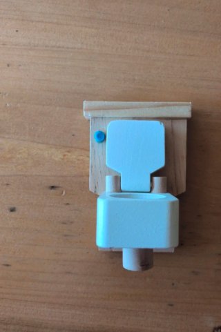 Muebles de madera para casa de muñecas