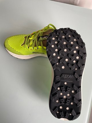 Zapatillas trail running Atom verdes y marrones
