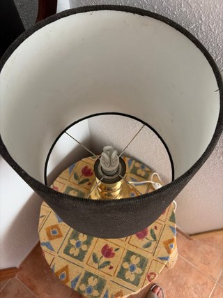 Lámpara de mesa dorada y negra