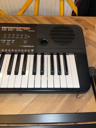Teclado Yamaha con Sonidos y soporte