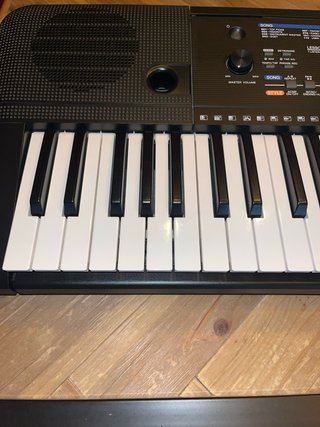 Teclado Yamaha con Sonidos y soporte