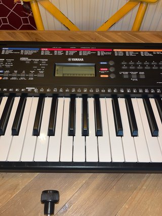 Teclado Yamaha con Sonidos y soporte
