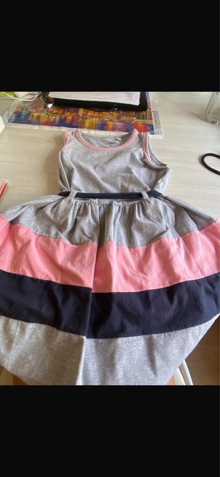 Vestido gris y rosa con cinturón