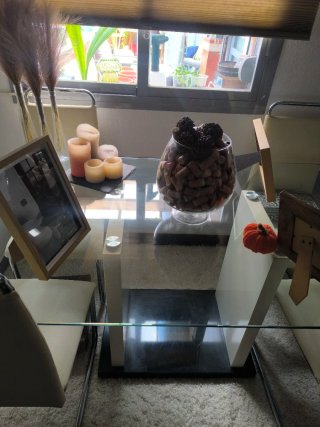 Mesa de comedor de cristal y metal