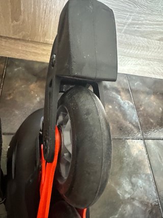 Patines en línea negros y naranjas