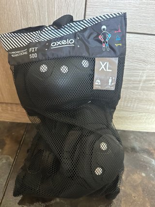Patines en línea negros y naranjas