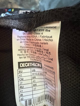 Patines en línea negros y naranjas