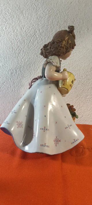 Porcellana bambina con annaffiatoio