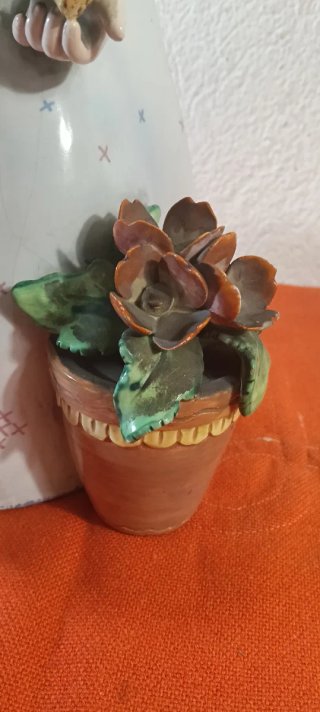 Porcellana bambina con annaffiatoio