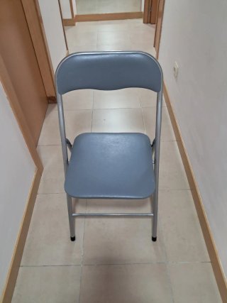Silla plegable gris sin usar