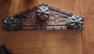 Perchero de madera tallada