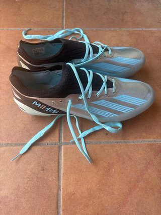 Botas de fútbol Messi plateadas y azules