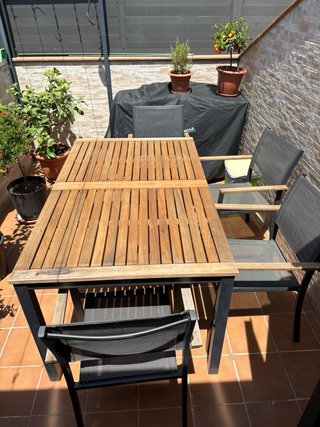 Mesa de madera y metal para terraza