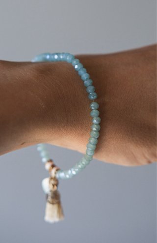 Pulsera de cuentas azul y beige con abalorio