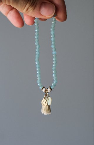 Pulsera de cuentas azul y beige con abalorio