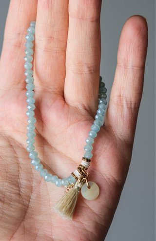 Pulsera de cuentas azul y beige con abalorio