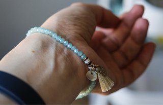 Pulsera de cuentas azul y beige con abalorio