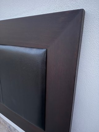 Cabecero de madera y piel