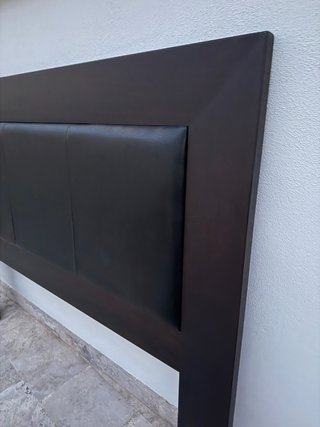 Cabecero de madera y piel