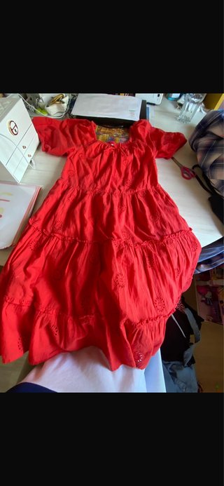 Vestido rojo con volantes y bordados