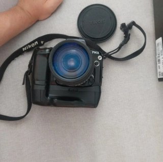 Nikon F90x + Grip MB-10 + MF-25 + Objetivo Sigma Z