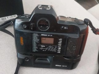 Nikon F90x + Grip MB-10 + MF-25 + Objetivo Sigma Z