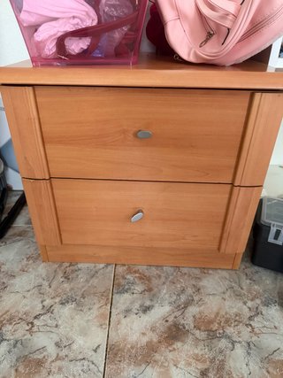 Mesa de noche de madera