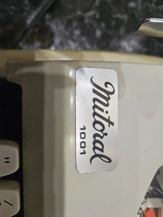 Máquina de escribir vintage maletín Mitoral 1001