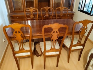 Mesa de comedor y 6 sillas de madera
