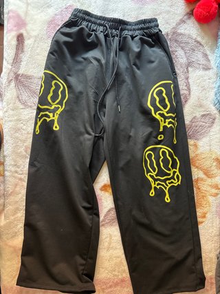Pantalones de chándal con estampado de caritas