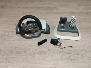 Volante Xbox 360 con pedali e caricatore