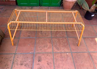 Dos banco de hierro color naranja