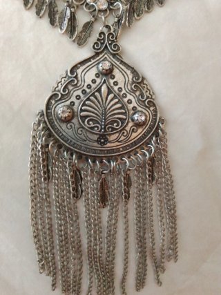Gargantilla/collar plateada con múltiples colgante